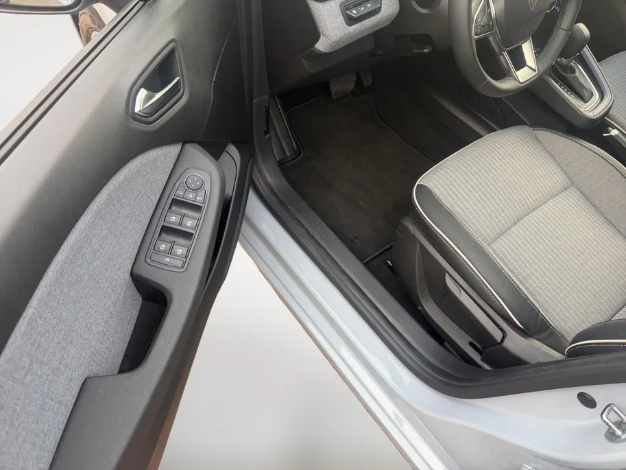 Renault Clio 145PK E-Tech Full Hybrid Techno Automaat | 9,3' Navi | Climate Control | Camera | Parkeersensoren | Apple CarPlay/Android Auto | Digital Cockpit | Cruise Control | Full LED | Lichtmetalen Velgen |