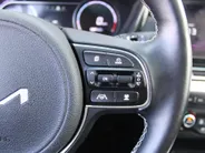 Kia e-Niro DynamicPlusLine 64 kWh | Schuif-/kantel dak | Cruise adapt.| Navi | 17' LM | Stuur-/stoelverwarming | Camera | Clima |