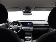 Hyundai Kona 1.6 GDI HEV Comfort Smart 19'' velgen Incl. resterend fabrieksgarantie! Zeer mooie uitvoering! ALS NIEUW!!