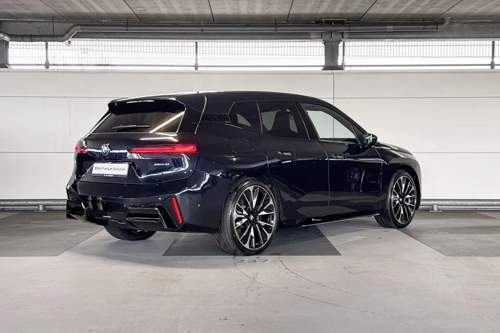 BMW iX xDrive45 101 kWh