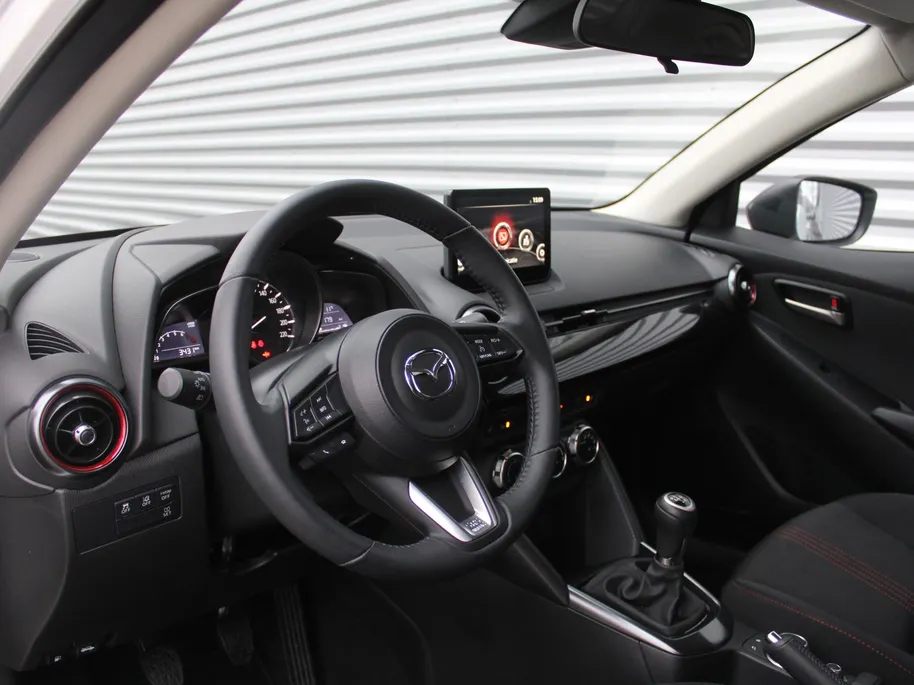 Mazda 2 1.5 e-SkyActiv-G 90PK 6MT Homura | Stuur-/stoelverwarming | Camera | Dodehoek detectie | LED | 16' LM | Carplay | Clima | Cruise |