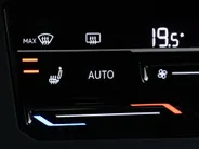 Volkswagen Polo 1.0 TSI 110pk DSG R-Line · Camera · Matrix LED · Stoelverwarming · Apple/Android Car Play · Sportstoelen · 16'Velgen · Stoelverwarming ·