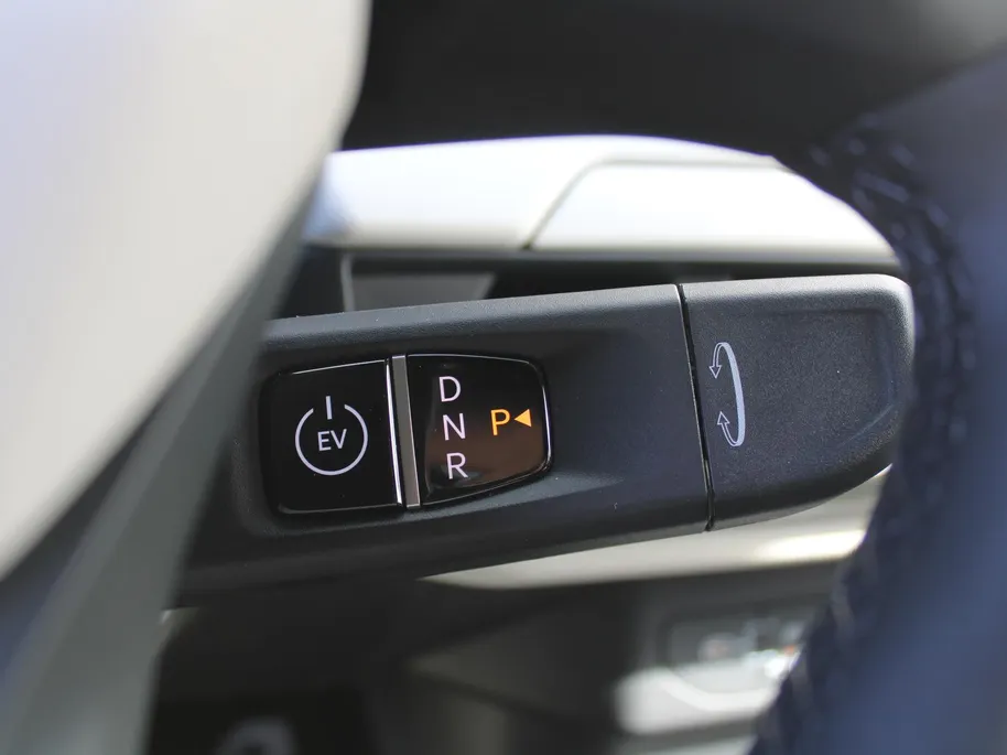 Kia EV4 Fastback GT-PlusLine 81.4 kWh | Schuifdak | Stuur-/stoelverwarming + ventilatie | Camera rondom | Elek. stoelverstelling | Leer | HUD | LED | 19' LM |
