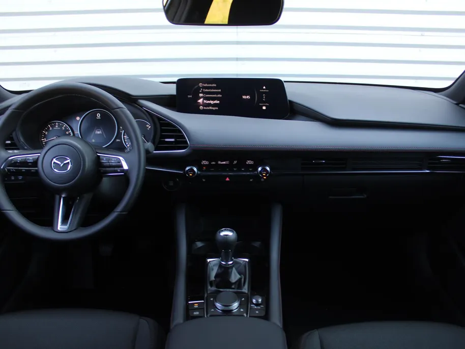 Mazda 3 2.0 e-SkyActiv-X M Hybrid 186 Homura | Stoelverwarming | Camera | Dodehoek detectie | HUD | 18' LM | LED | Cruise adapt. |