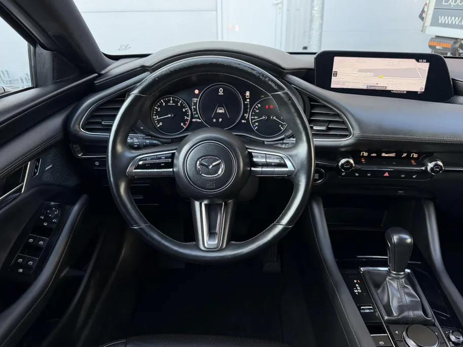 Mazda 3 2.0 e-SkyActiv-G M Hybrid 122 Comfort met Bose | Apple Carplay / Android Auto | Navigatiesysteem | Licht + Regensensor | Elektrisch Verstelbare Bestuurderstoel  | Stoel + Stuurverwarming | Parkeersensoren Voor + Achter | Camera Achter | 18'Lichtmetalen ve