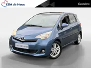 Toyota Verso-S 1.3 VVT-i Dynamic | Achteruitrij Camera | Panorama Dak | Parkeersensoren | Airco | Bluetooth | Hoge Instap | 12 Maanden Bovag Garantie