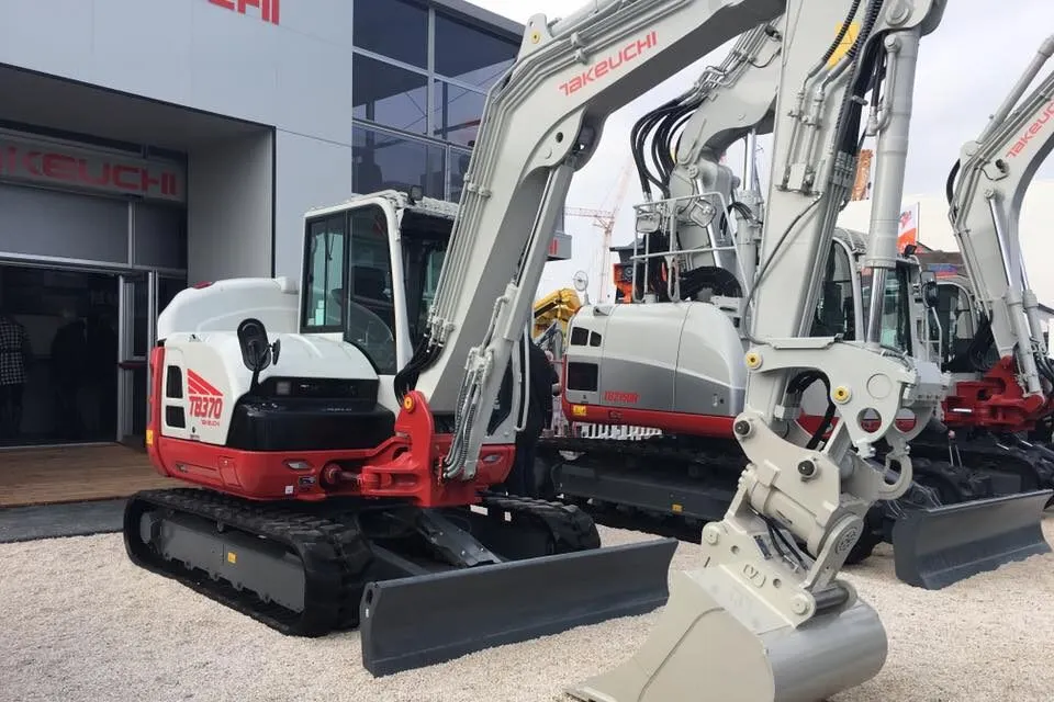 Takeuchi TB370 Monoboom graafmachine op een rij met andere Takeuchis
