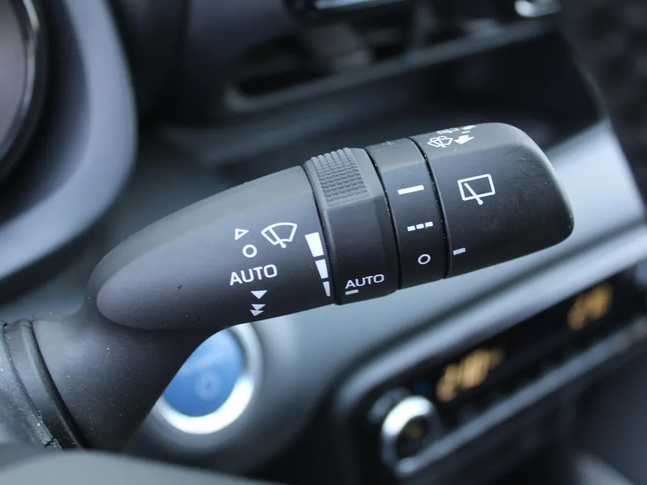 Mazda 2 Hybrid 1.5 Select | Trekhaak | Stuur-/stoelverwarming | Camera | HUD | Telefoonlader | Dodehoek detectie | Cruise adapt. | Clima | 16' LM |
