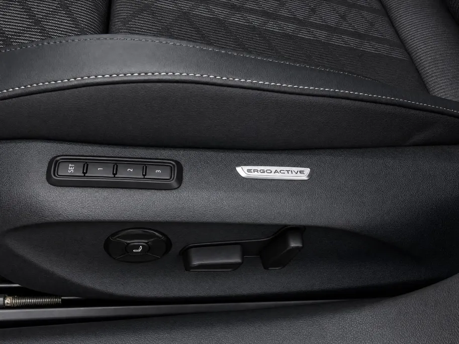 Volkswagen Passat Variant 1.5eHybrid 200kW/272PK R-Line · Panoramadak · Trekhaak · 360°Camera + Parkeersensoren · Garantie t/m 11-11-2030 of 100000km.