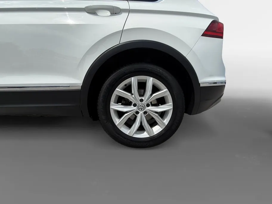 Volkswagen Tiguan 2.0 TSI 4Motion Highline | PAN. DAK | ELEKTR. TREKHAAK | STOELVERWARMING | NL-AUTO | DEALERONDERHOUDEN | ETC..