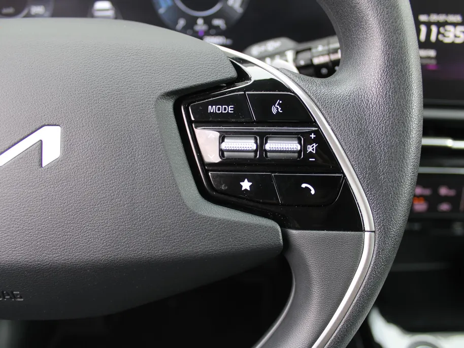 Kia Niro EV Light Edition 64.8 kWh | Airco | Cruise | Navi | Camera | PDC | 17' LM | All season banden | 17% bijtelling |