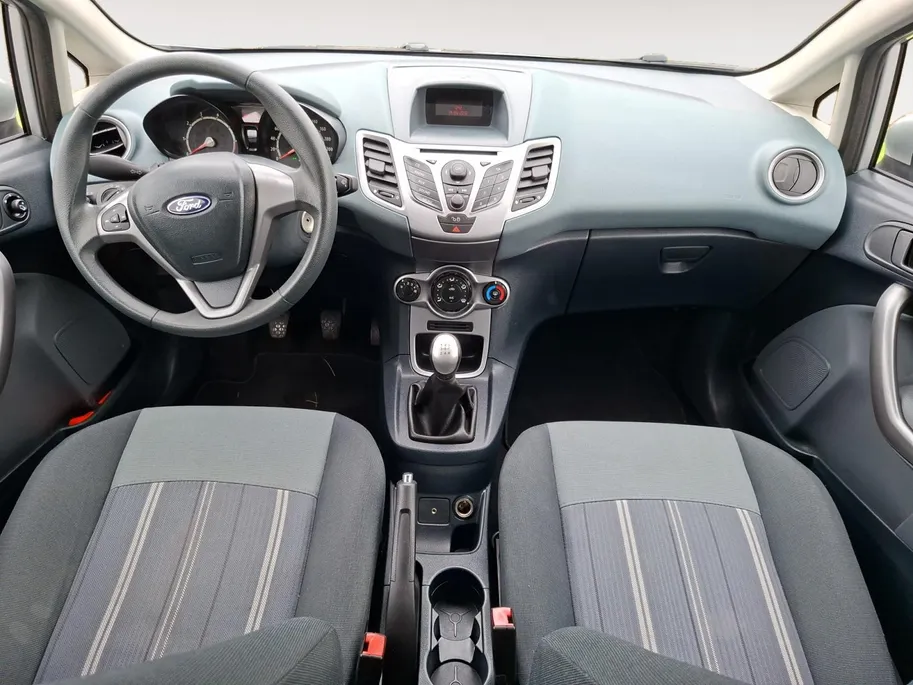 Ford Fiesta 1.25 Limited | Nieuwe Distributieriem bij aflevering | Trekhaak | All weather banden | Radio | Dealer onderhouden | Nieuwe APK | 12maanden BOVAG Garantie |