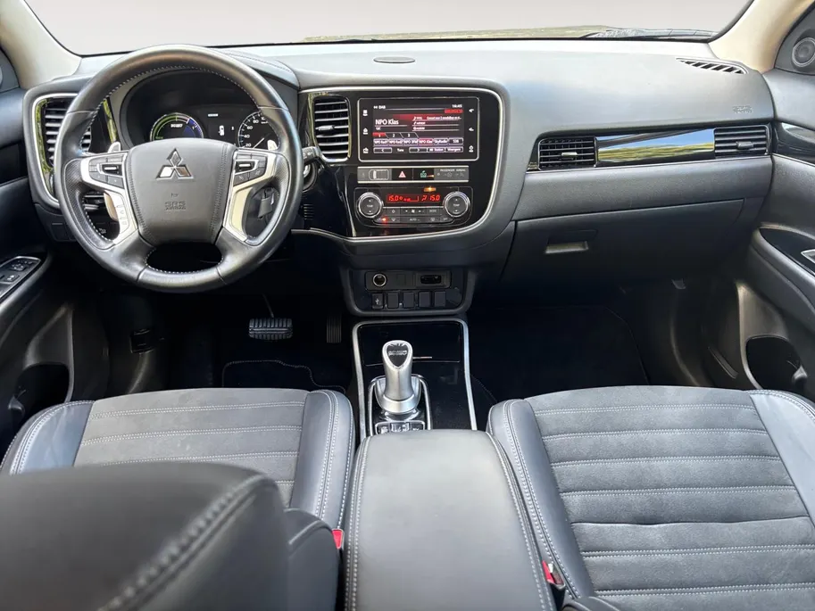 Mitsubishi Outlander 2.4 PHEV Pure+ | Trekhaak | Camera | Stoelverwarming | Cruise |
