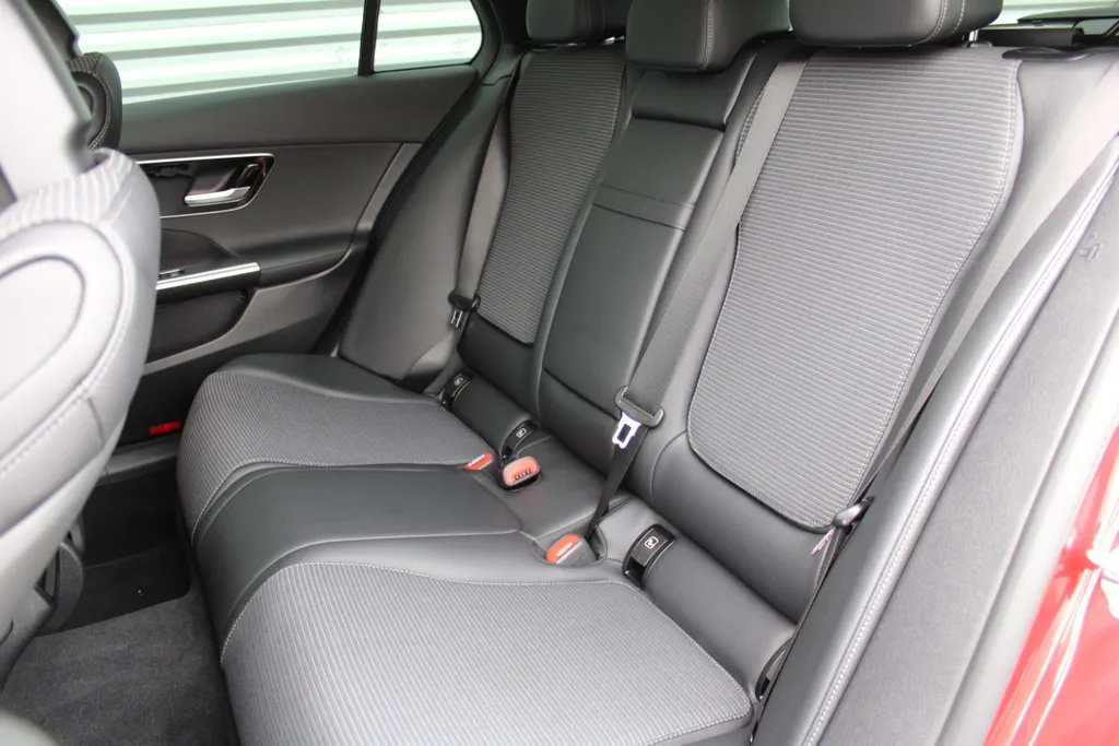 Mercedes-Benz C-Klasse Estate 180 Business Line | Stoelverwarming | Camera | Elek. stoelverstelling + achterklep | Draaloze telefoonlader | 17” LM | LED | Clima | Navi |