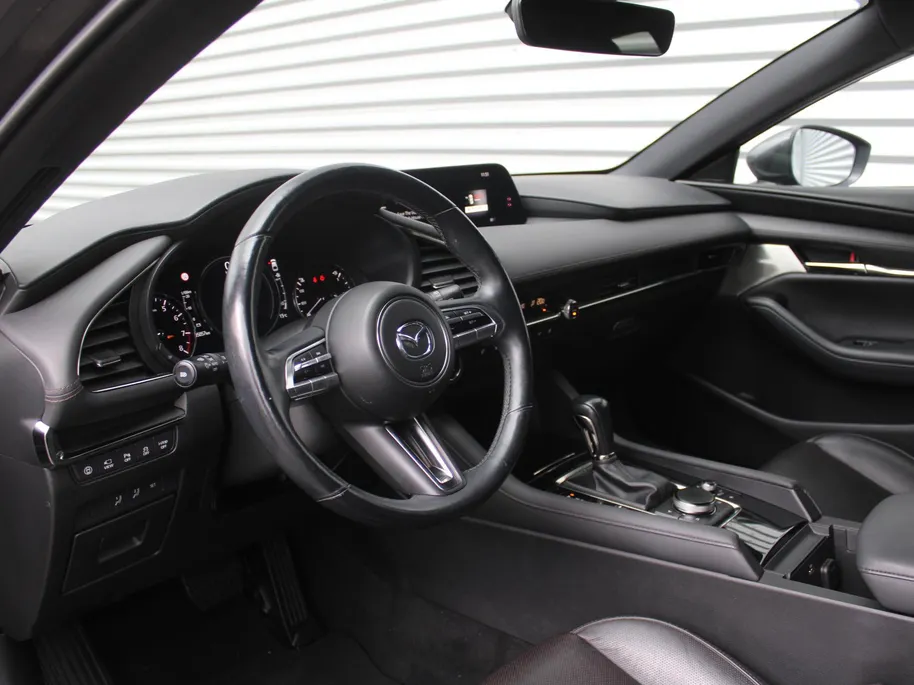 Mazda 3 2.0 e-SkyActiv-G M Hybrid 122 Luxury | Trekhaak | Stuur-/stoelverwarming | Leer | 360 Camera | Stoelgeheugen | 18' LM | HUD | LED | Cruise adapt. |