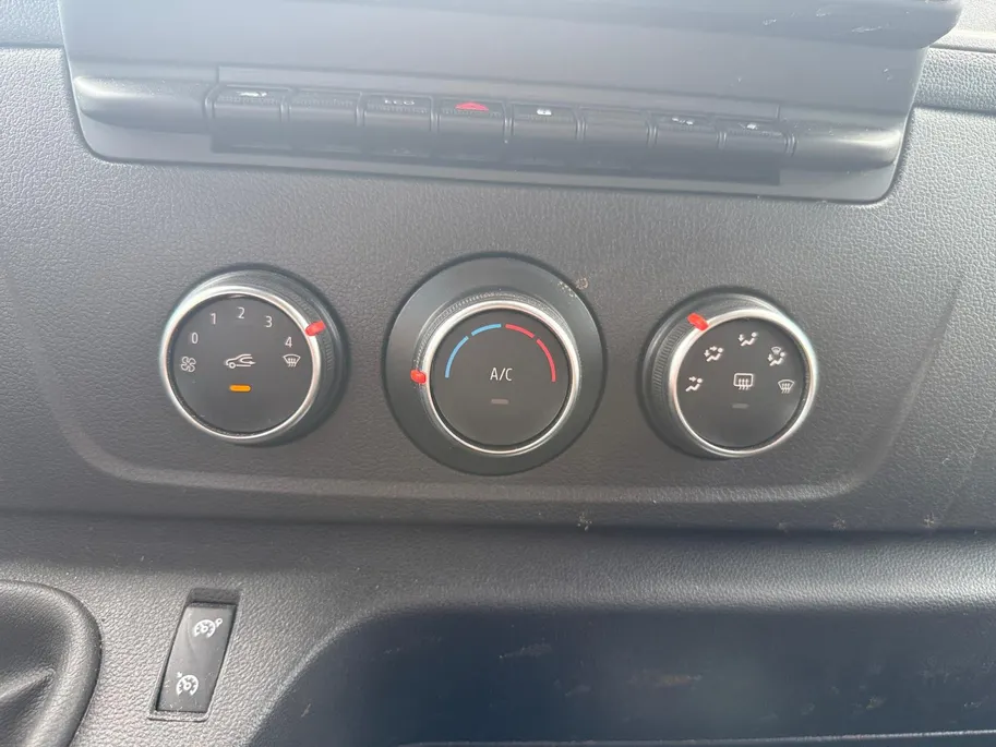 Renault Master T33 2.3 dCi 135 L2H2 Work Edition *BPM VRIJ!*Navi+Camera*Airco*Parkeersensoren*Betimmerd Laadruimte*Trekhaak