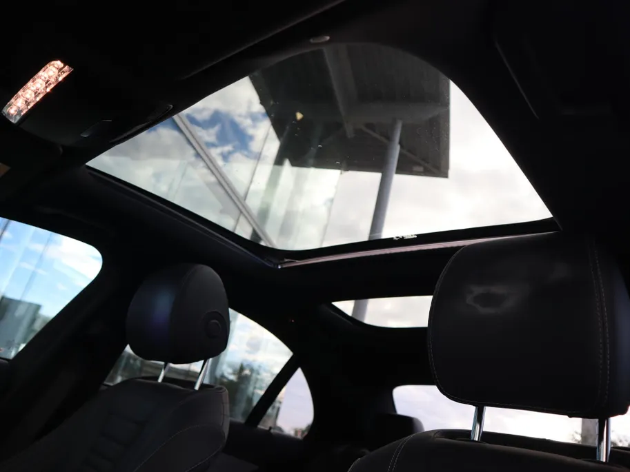 Mercedes-Benz E-Klasse 300 e AMG Line l Trekhaak l Panoramadak l Keyless l stoelverwarming