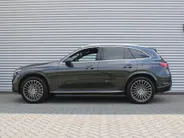 Mercedes-Benz GLC 300e 4MATIC AMG Line | 360 Camera | Schuifdak | Cruise adapt. | 20' LM | HUD | Treeplanken | Dodehoek detectie | Stoelverwarming + geheugen | BTW auto |