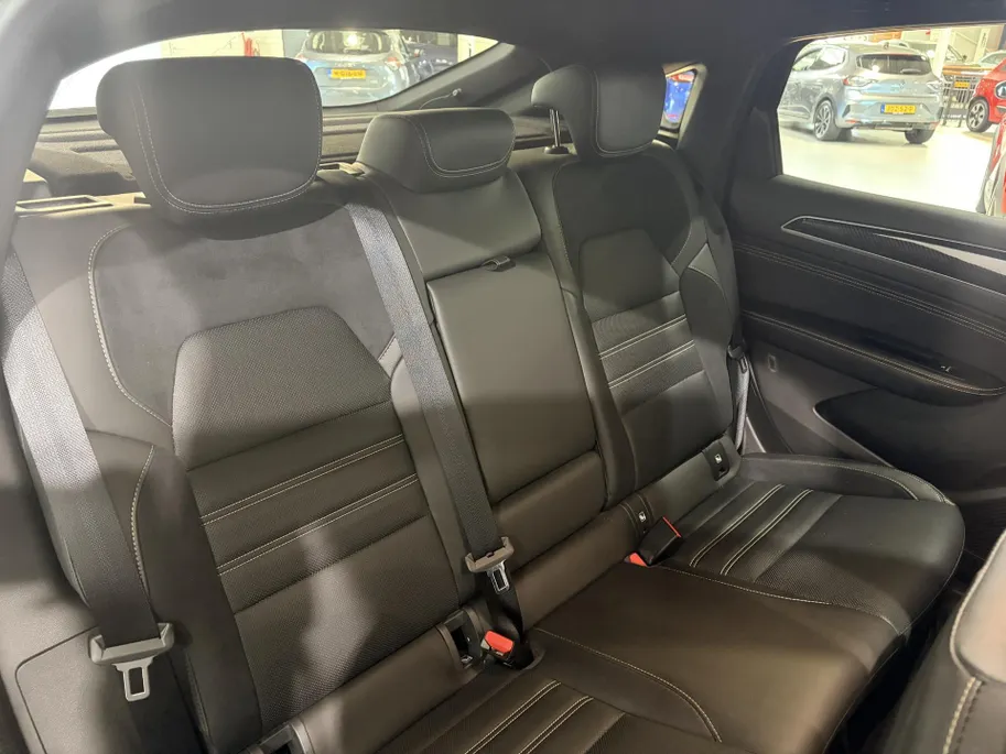Renault Arkana 145PK E-Tech Hybrid E-Tech Engineered Automaat | 1e eigenaar | Navi | Camera | Parkeersensoren | Apple CarPlay/Android Auto | Lichtmetalen Velgen | Achterspoiler | Cruise Control | Armsteun | Elektrisch verstelbare stoelen |