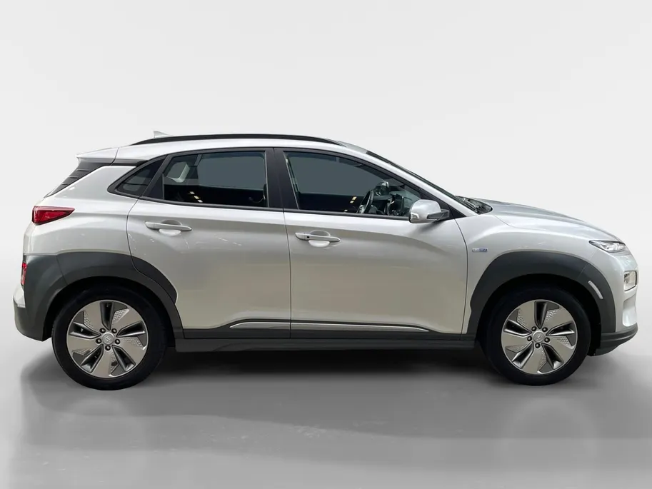 Hyundai Kona EV Comfort 64 kWh 204PK | Warmtepomp | 100% SOH | Adaptive cruise control | Apple Carplay & Android Auto | Achteruitrijcamera | Parkeersensoren achter | Keyless entry | DAB radio |
