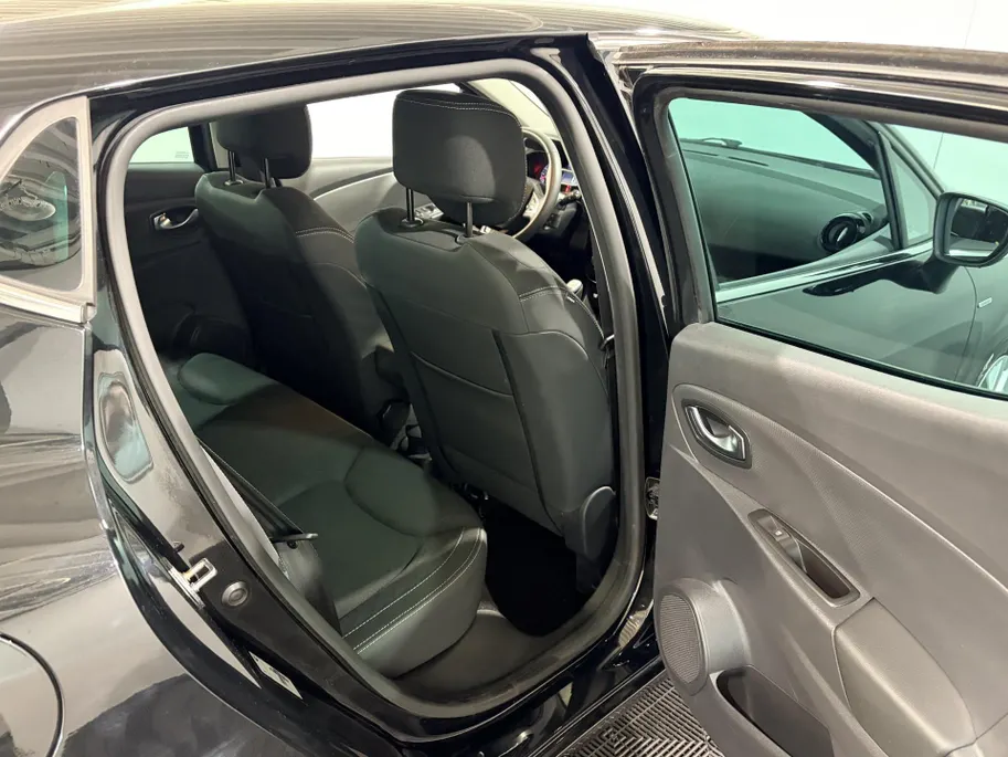 Renault Clio 90PK TCe Limited | Airco | Navi | Parkeersensoren | Cruise Control | Bluetooth | Lichtmetalen Velgen | Keyless Entry | Elektrische Ramen & Spiegels | Armsteun |