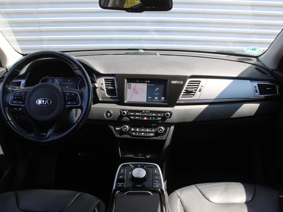 Kia e-Niro ExecutiveLine 64 kWh | Trekhaak | Warmtepomp | Stuur-/stoelverwarming + ventilatie | Leer | Camera | Stoelgeheugen | Dodehoek detectie | LED | 17' LM |