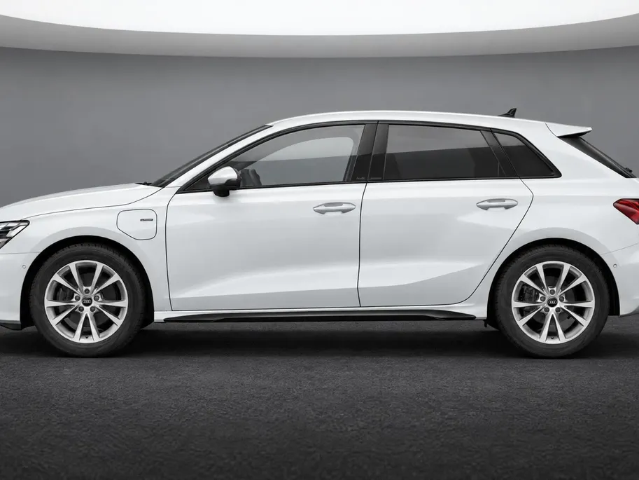 Audi A3 e-hybrid S edition 204 PK · Afneembare trekhaak · Optiekpakket zwart plus · Privacy glas