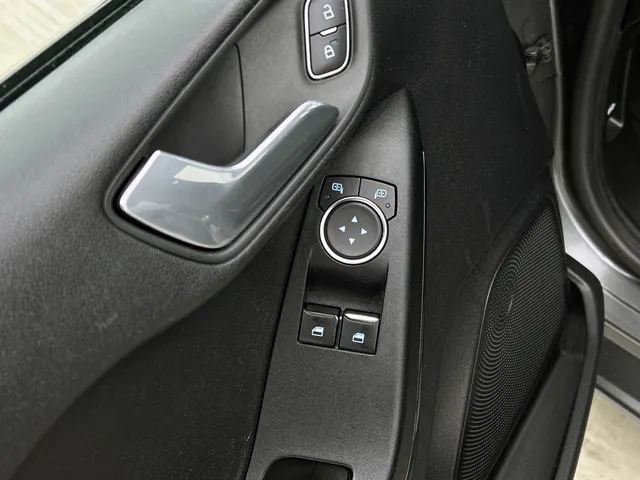 Ford Fiesta Trend 86PK | LM VELGEN | VERWARMDE VOORRUIT | PARK. SENSOREN