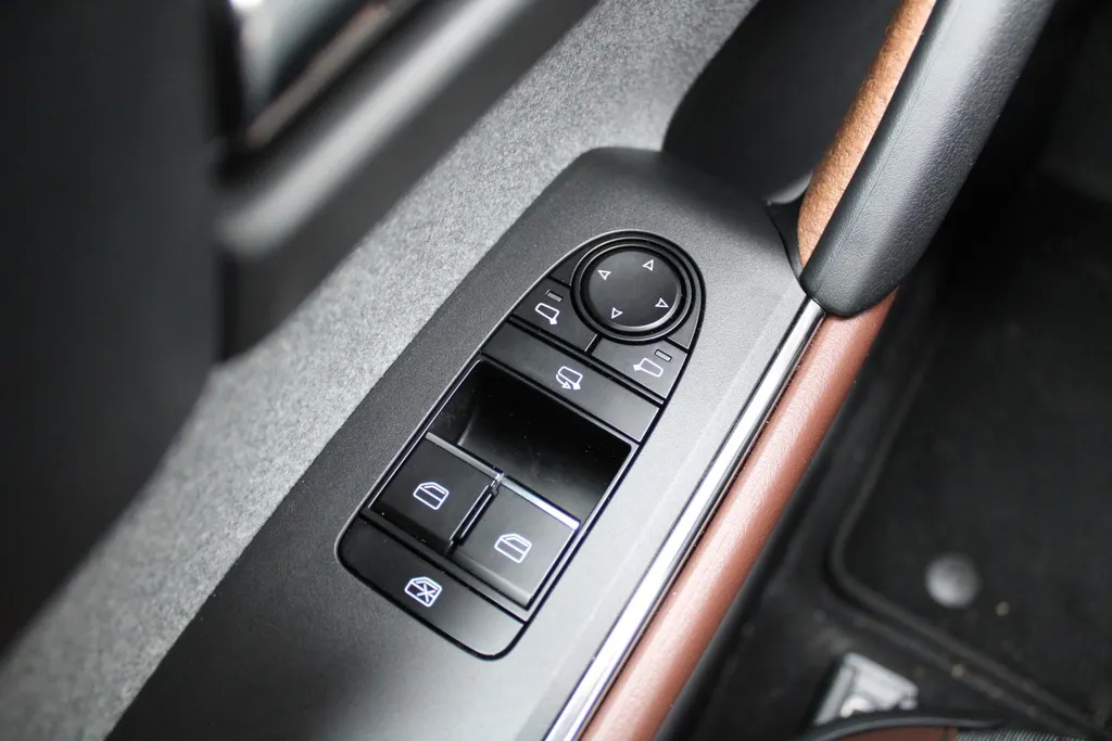 Mazda MX-30 e-SkyActiv R-EV 170 Advantage Industrial | Stoelverwarming | HUD | Dodehoek detectie | Elek. stoelverstelling | LED | 18' LM | Camera |