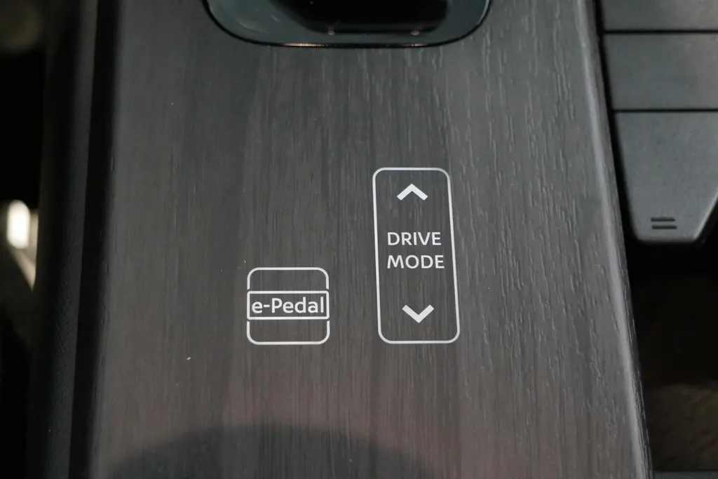 Nissan ARIYA Limited Edition 66 kWh *afneembare trekhaak*Achteruitrijcamera*Navigatie*Apple carplay& Androidauto*Parkeersensorenvoor en achter*Adaptive cruisecontrole*I-key*