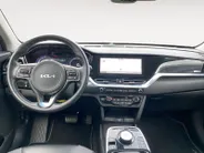 Kia e-Niro DynamicLine 64 kWh | Climate control | Navigatie | 17 inch LM-velgen | Keyless | AppleCarPlay-Android Auto | Parkeercamera | SOH 99.3% |