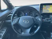Toyota C-HR 1.8 Hybrid Bi-Tone | Side Bars| Leer| Lichtmetalen velgen| Stoel verwarming| 4 seizoenbanden| Afneembare trekhaak| JBL speakers| BI-Tone uitvoering| Navigatie| Metalliclak