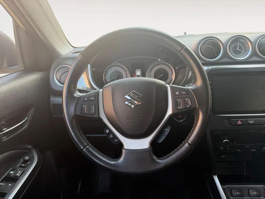 Suzuki Vitara 1.4 Boosterjet Comfort Smart Hybrid | Afneembare Trekhaak| Multimedia systeem| Climate Control| Keyless start| Parkeersensoren voor en achter| Stoel verwarming| Adaptieve cruise control