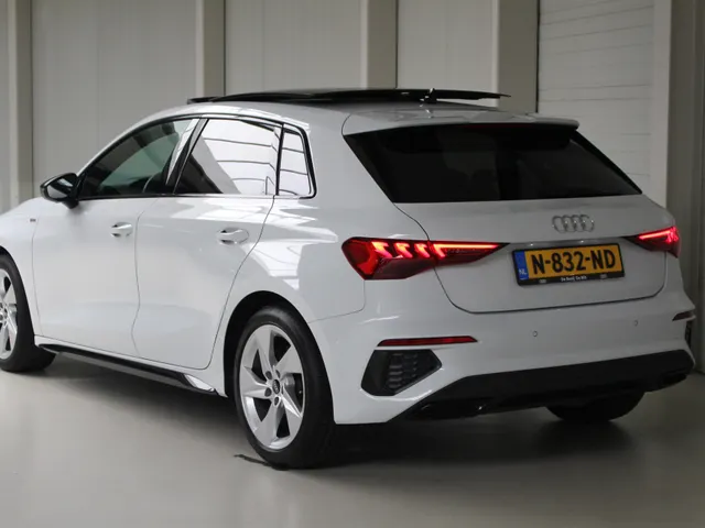 Audi A3 Sportback 30 TFSI S-Line S-Tronic Navigatie | Panoramadak | Sportstuur | Led