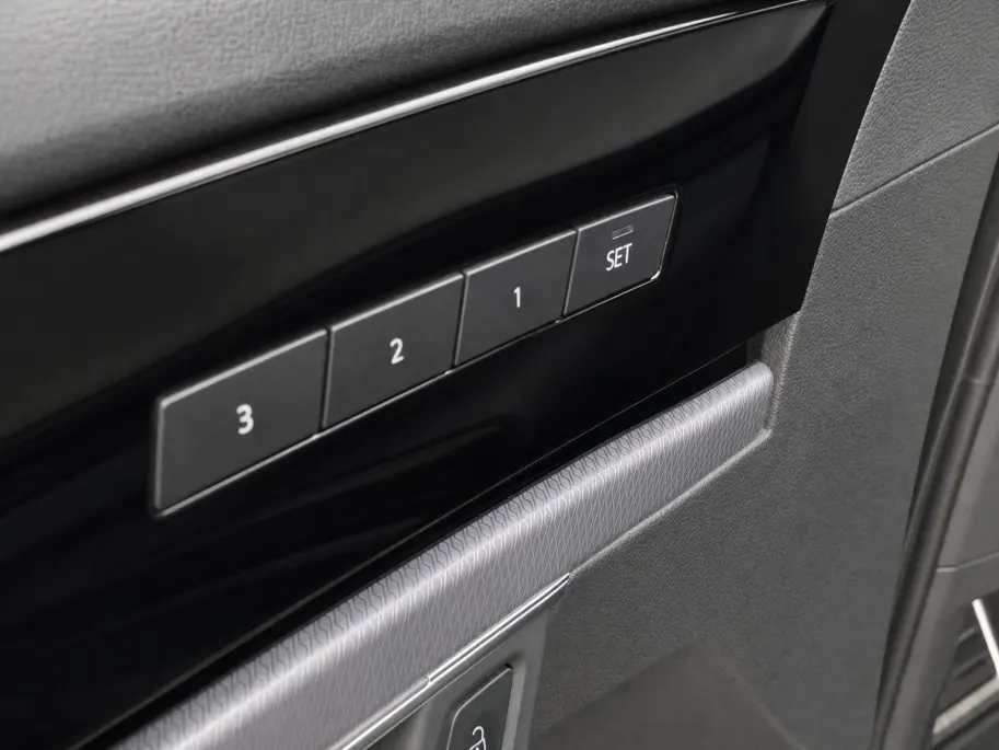 Volkswagen Touareg 3.0TSI 340kW/462PK R-line · Panoramadak · Trekhaak · Leder · Luchtvering