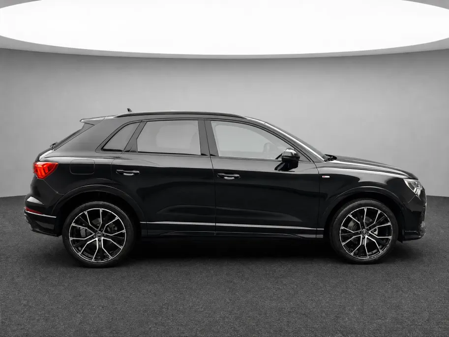 Audi Q3 35 TFSI 150pk S edition · Apple/Android Car Play · 20'' Lichtmetalen Velgen · Elek. inklapbare buitenspiegels · Audi Sound · Virtual Cockpit · Garantie t/m 16-01-2027 of 100.000km