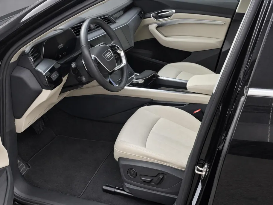 Audi e-tron 55 quattro edition 95 kWh 408pk · Panoramadak · 360 Camera · Afneembare Trekhaak · Lederen Bekleding · Elek. Stoelen + Geheugen Bestuurder ·