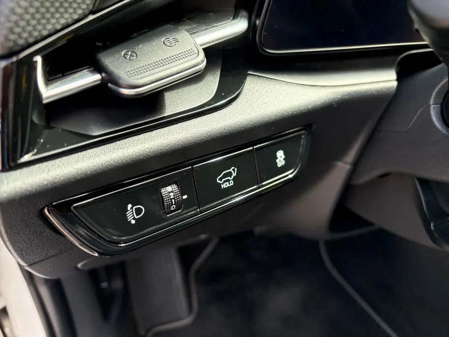 Kia Niro EV DynamicPlusLine 64.8 kWh | Glazen schuif-/kanteldak | Stoel- en stuurverwarming | Elektrisch bedienbare achterklep | Head-up display | Dodehoek assistentie | Achteruitrijcamera | Apple/Android Carplay | LED | Climate control