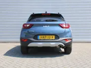 Kia Stonic 1.0 T-GDi MHEV DynamicPlusLine | Stuur-/stoelverwarming | Camera | Cruise adapt. | Clima | LED | Navi | 16' LM | Automaat |
