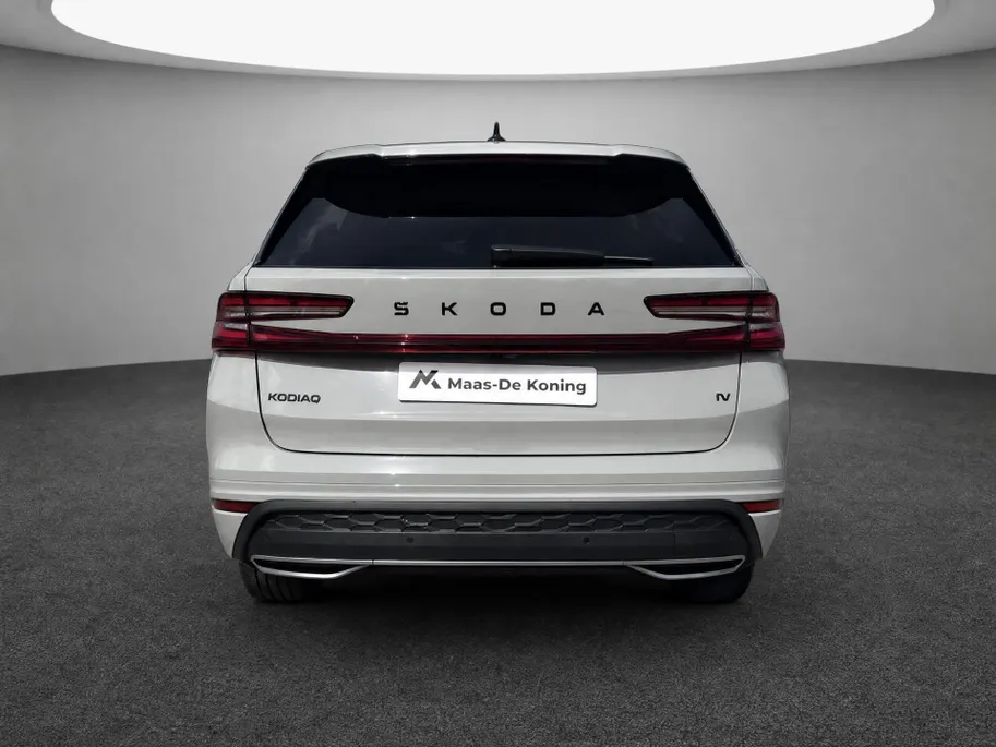 Škoda Kodiaq Sportline Business 1.5 TSI PHEV 150 kW / 204 PK | Steel Grey | 19'' tirsuli aero velgen | Trekhaak wegklapbaar | 2000,- inruilvoordeel!