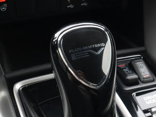 Mitsubishi Eclipse Cross 2.4 PHEV Executive Trekhaak | All Seasons | Adaptive Cruise