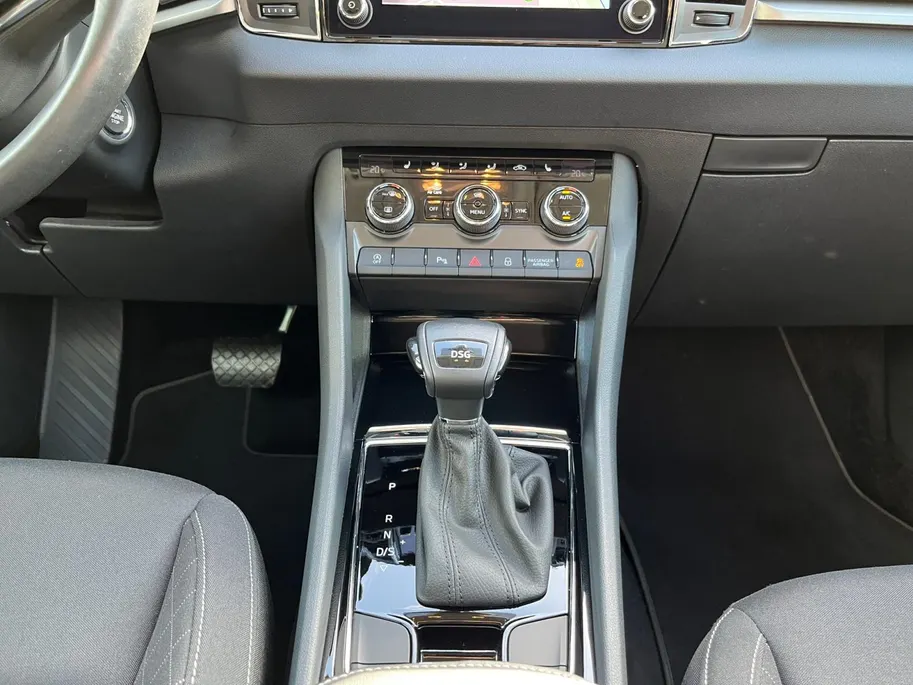 Škoda Karoq 1.5 TSI ACT Business Edition |Upgrade Business|Trekhaak| Stuur/Stoelverwarming| Comfort-pakket|12 maanden Bovag garantie|
