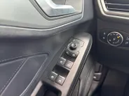 Ford Focus Wagon 1.0 EcoBoost Hybrid Titanium | Trekhaak | Stoel, stuur en voorruitverwarming | Cruise | Climate