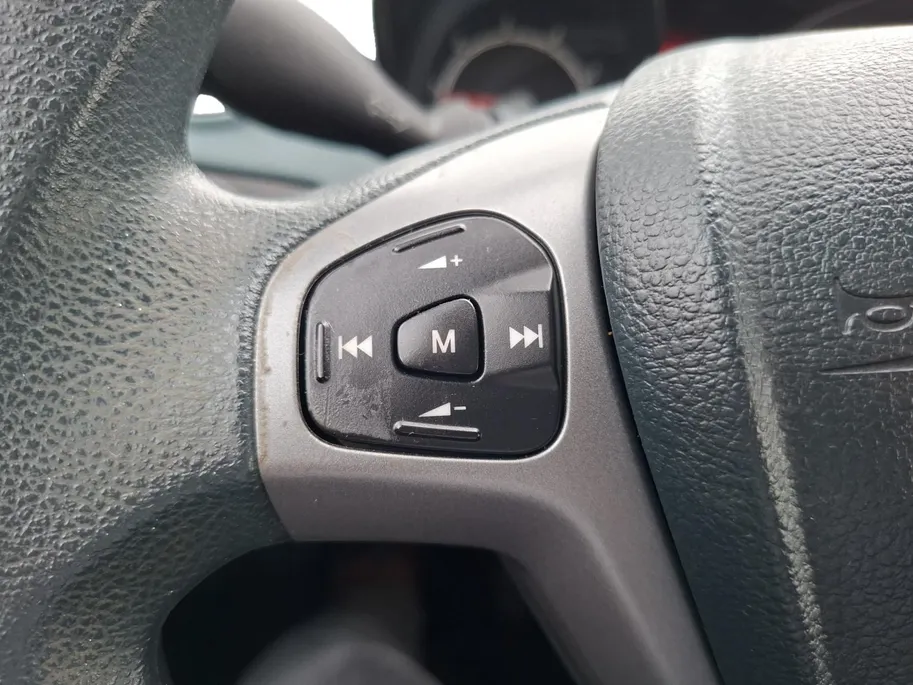 Ford Fiesta 1.25 Limited | Nieuwe Distributieriem bij aflevering | Trekhaak | All weather banden | Radio | Dealer onderhouden | Nieuwe APK | 12maanden BOVAG Garantie |