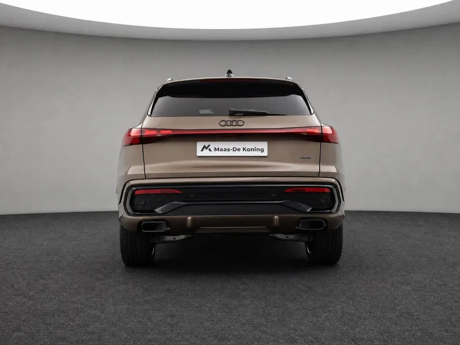 Audi Q5 e-hybrid quattro S edition Competition 367 PK · Tech pro · 20' LM Velgen · Glazen panoramadak · B&O Premium 3D