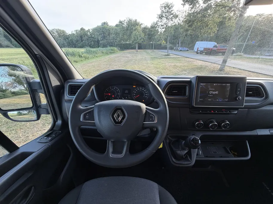 Renault Master T35 2.3 dCi 135 L3H2 Work Edition | Camper Edition | Motorsport Edition | Thule Omnistor Luifel | Airco in Leefruimte | TV | Koelkast | Magnetron | Volledig Bed | 2 Lederen Stoelen | DAB | LED Verlichting Leefruimte |