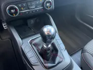 Ford Focus Wagon 1.0 EcoBoost Hybrid ST Line Style | Dealer onderhouden | NL auto | Winter pack | Trekhaak | Navigatie | Apple carplay & Android auto | Parkeersensoren voor en achter | Achteruitrijcamera | Cruise control | Draadloos opladen mobiel | Privacy glas | B