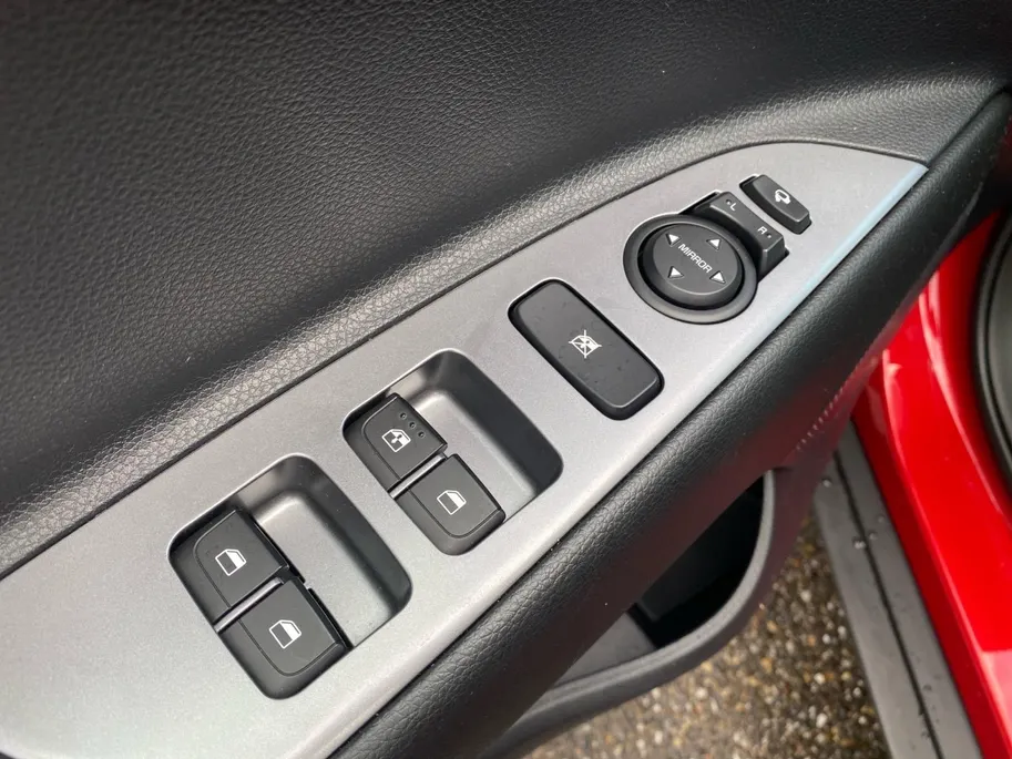Kia Stonic 1.0 T-GDi MHEV GT-PlusLine | AUTOMAAT | Climate control | Dodehoekdetectie | Stoelverwarming en ventilatie | 17 inch lichtmetalen velgen | Navigatie | Parkeercamera | Elek.  schuif/kanteldak |