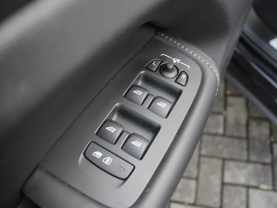 Volvo XC60 2.0 T8 Plug-in hybrid AWD Ultimate Black Edition | Trekhaak elektr. | Luchtvering | Schuifdak | Leer | Geheugenstoelen | B&W audio | Stoelventilatie | Winterset | Zeer nette auto |