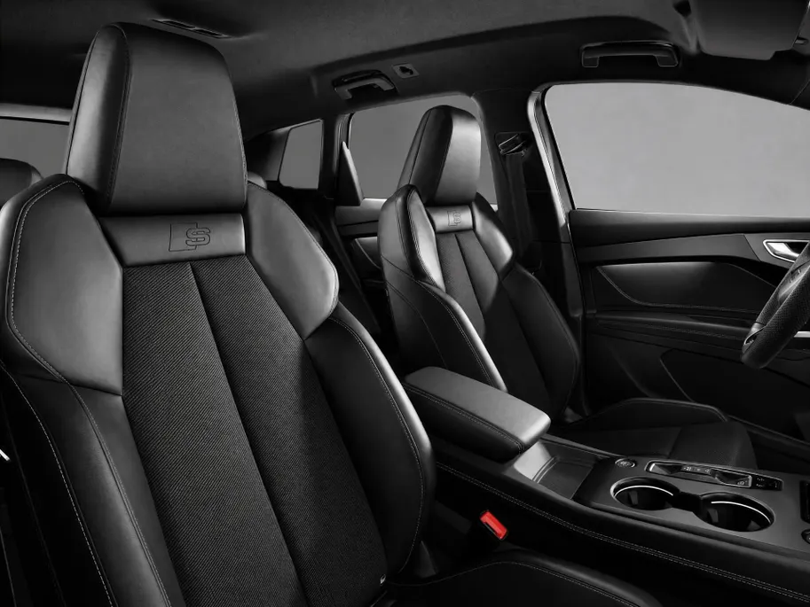 Audi Q4 Q4 S edition performance 82 kWh 286 PK · Tech plus · Trekhaak elek. wegklapbaar · MMI Bijrijdersdisplay